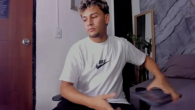 Alan-Smith1 online show from November 2025 07:39:01 PM