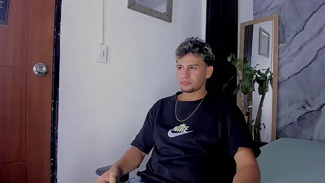 Alan-Smith1 online show from November 2025 07:51:01 PM