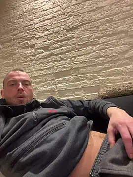 Rotteei1 online show from February 2026 09:03:01 PM