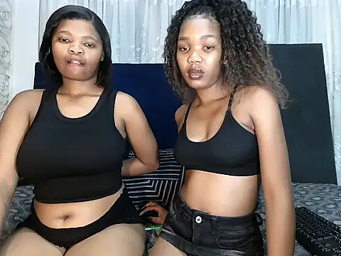 MinnieBee101 online show from April 2026 11:00:01 PM