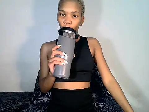 MinnieBee101 online show from November 2025 09:29:01 PM