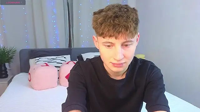 Snapshot of crisp1n chatting on November 2025 02:50:01 PM crisp1n online show from November 2025 02:50:01 PM