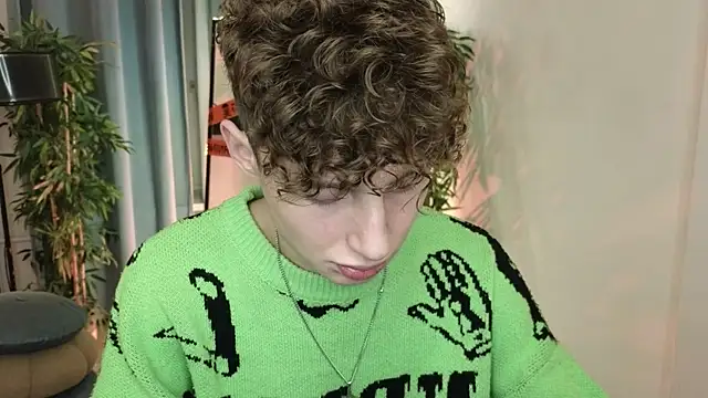 Snapshot of crisp1n chatting on November 2025 04:00:01 PM crisp1n online show from November 2025 04:00:01 PM