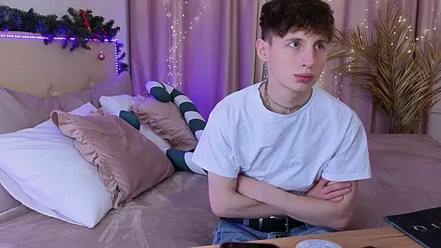 Snapshot of crisp1n chatting on December 2025 10:15:01 PM crisp1n online show from December 2025 10:15:01 PM