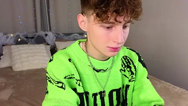 Snapshot of crisp1n chatting on October 2025 03:01:01 PM crisp1n online show from October 2025 03:01:01 PM