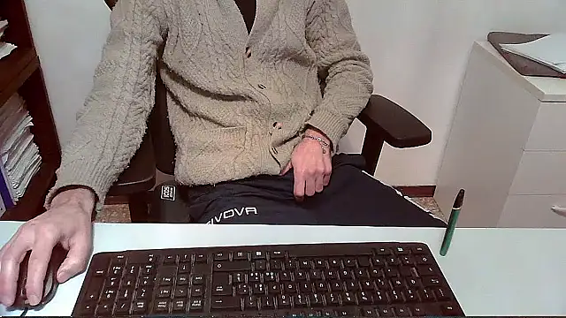 Snapshot of topg84 chatting on December 2025 05:45:01 PM topg84 online show from December 2025 05:45:01 PM