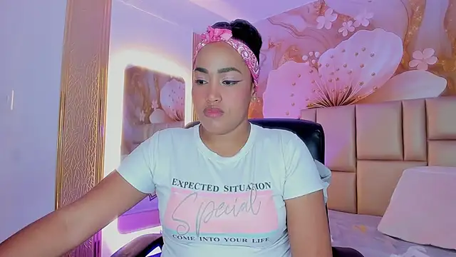 NahomiWalker  online show from December 2025 07:34:02 PM