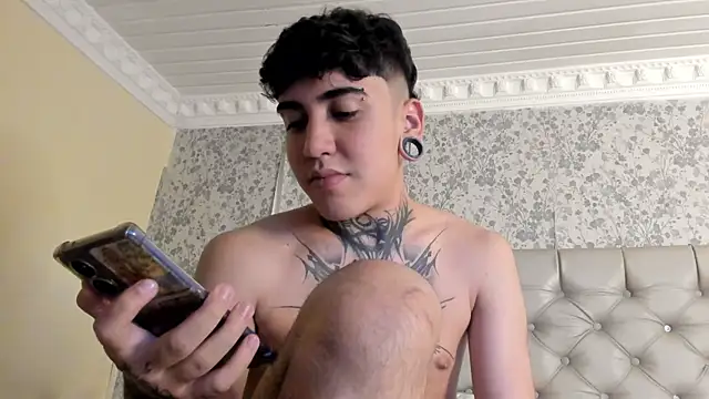 Snapshot of SantiOlsen chatting on December 2025 12:33:02 AM SantiOlsen online show from December 2025 12:33:02 AM