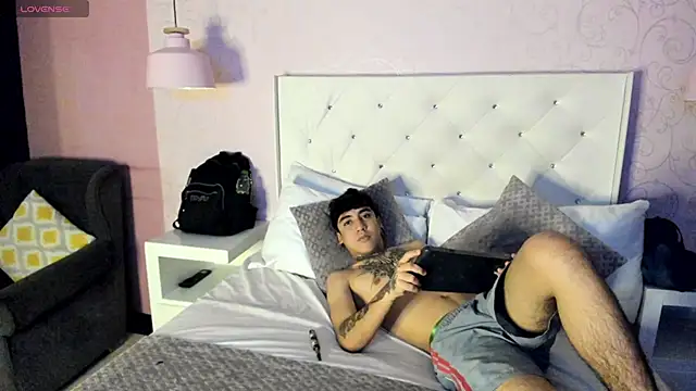 Snapshot of SantiOlsen chatting on November 2025 04:17:02 AM SantiOlsen online show from November 2025 04:17:02 AM