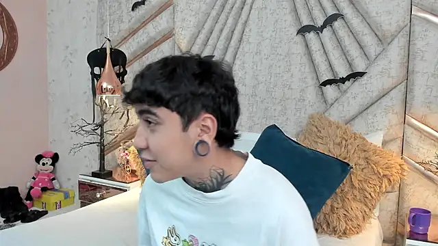 Snapshot of SantiOlsen chatting on November 2025 12:22:01 PM SantiOlsen online show from November 2025 12:22:01 PM