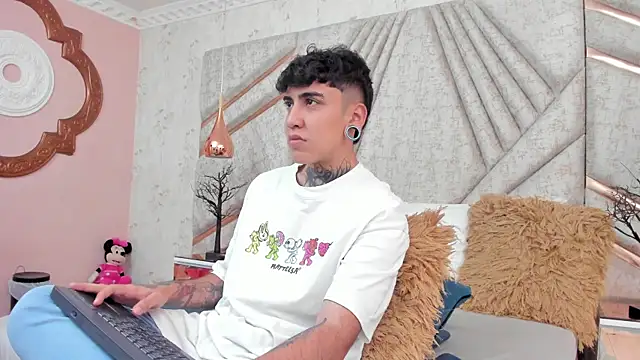 Snapshot of SantiOlsen chatting on December 2025 12:15:02 PM SantiOlsen online show from December 2025 12:15:02 PM