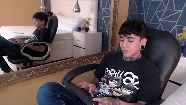 Snapshot of SantiOlsen chatting on October 2025 11:42:02 AM SantiOlsen online show from October 2025 11:42:02 AM