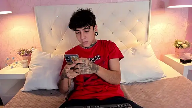 Snapshot of SantiOlsen chatting on November 2025 12:05:01 PM SantiOlsen online show from November 2025 12:05:01 PM