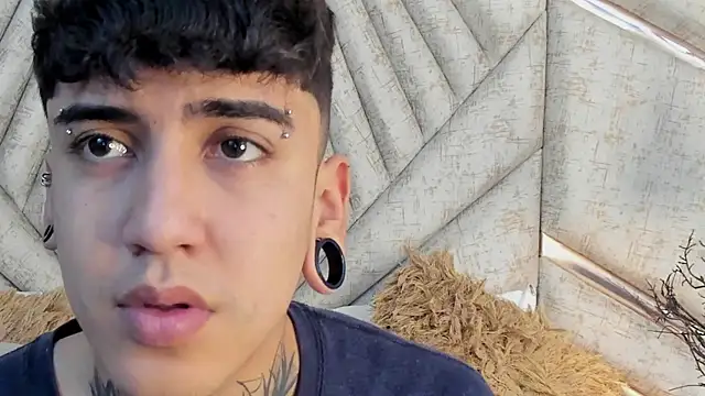 Snapshot of SantiOlsen chatting on December 2025 12:07:02 PM SantiOlsen online show from December 2025 12:07:02 PM