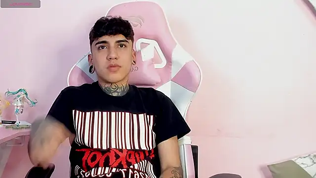 Snapshot of SantiOlsen chatting on December 2025 09:37:02 PM SantiOlsen online show from December 2025 09:37:02 PM