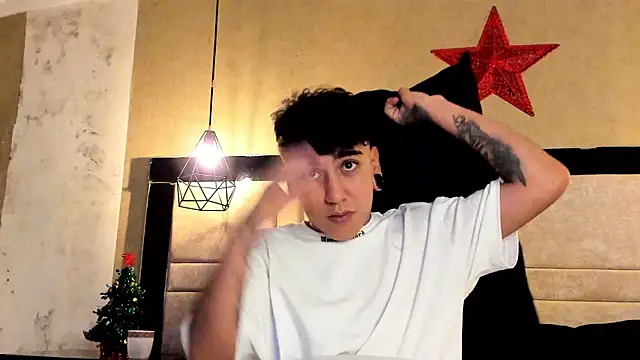 Snapshot of SantiOlsen chatting on November 2025 03:06:02 AM SantiOlsen online show from November 2025 03:06:02 AM