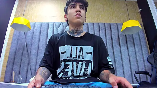 Snapshot of SantiOlsen chatting on November 2025 07:35:02 PM SantiOlsen online show from November 2025 07:35:02 PM