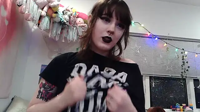 Snapshot of Trickylucy555 chatting on February 2026 10:48:02 AM Trickylucy555 online show from February 2026 10:48:02 AM