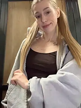 kira mia online show from December 2025 03:43:01 PM