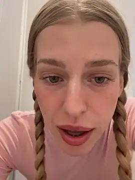 kira mia online show from April 2026 04:46:01 PM