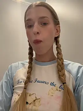 kira mia online show from March 2026 04:27:02 PM