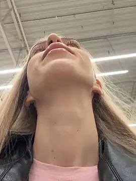 kira mia online show from December 2025 04:00:01 PM