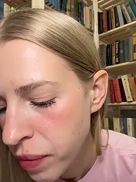 kira mia online show from May 2026 05:38:01 PM