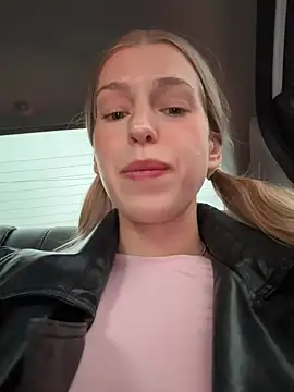 kira mia online show from April 2026 04:22:02 PM