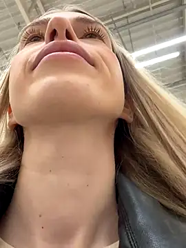 kira mia online show from December 2025 03:28:04 PM