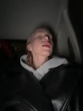 kira mia online show from December 2025 03:35:01 PM