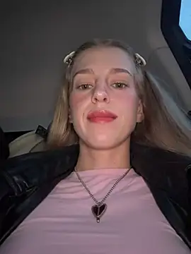 kira mia online show from April 2026 04:35:01 PM