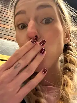 kira mia online show from December 2025 08:04:02 PM