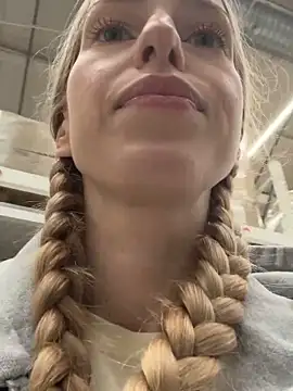 kira mia online show from November 2025 04:07:01 PM