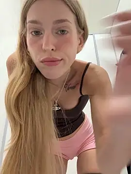 kira mia online show from April 2026 04:35:01 PM