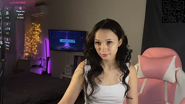 Snapshot of ella_simons chatting on November 2025 01:04:02 AM ella simons online show from November 2025 01:04:02 AM