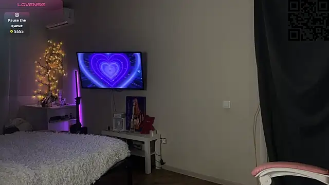 Snapshot of ella_simons chatting on December 2025 01:39:02 AM ella simons online show from December 2025 01:39:02 AM