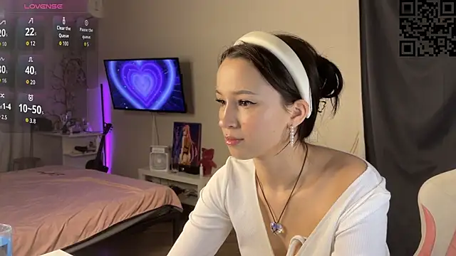 Snapshot of ella_simons chatting on November 2025 02:04:01 AM ella simons online show from November 2025 02:04:01 AM