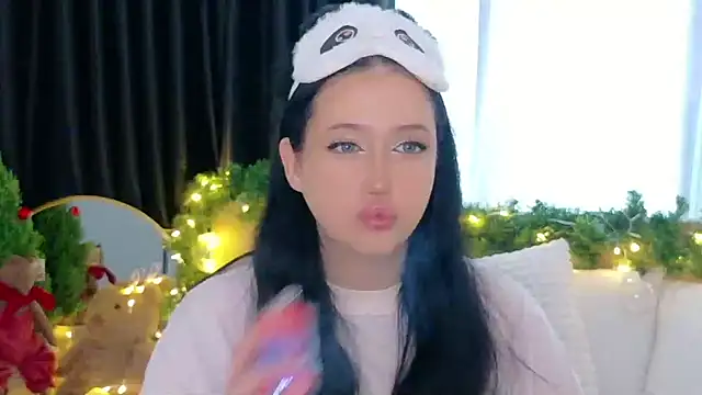 Felicia Herceg online show from December 2025 11:33:02 PM