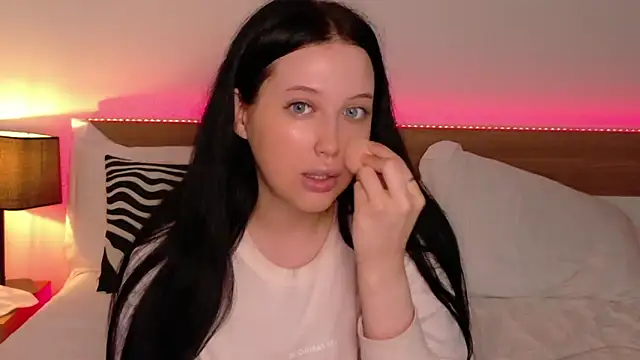 Felicia Herceg online show from November 2025 11:19:02 PM