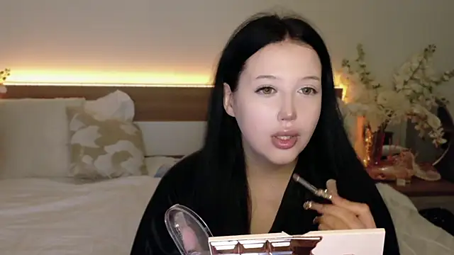 Felicia Herceg online show from October 2025 05:56:01 PM