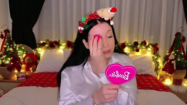 Felicia Herceg online show from December 2025 07:35:01 PM