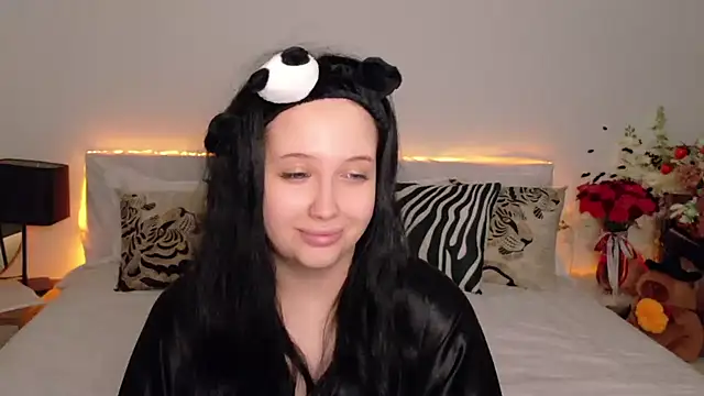 Felicia Herceg online show from October 2025 07:21:01 PM