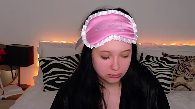 Felicia Herceg online show from November 2025 07:19:02 PM