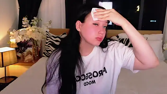 Felicia Herceg online show from November 2025 07:40:02 PM