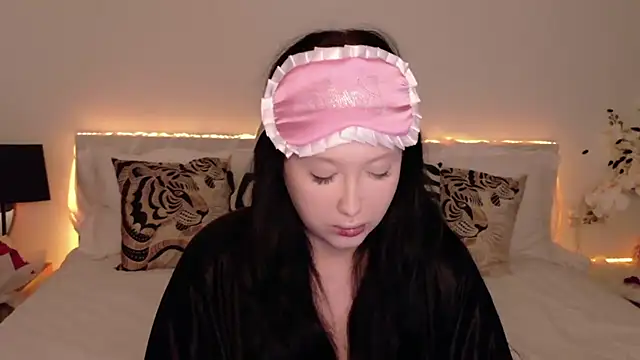 Felicia Herceg online show from October 2025 07:44:02 PM