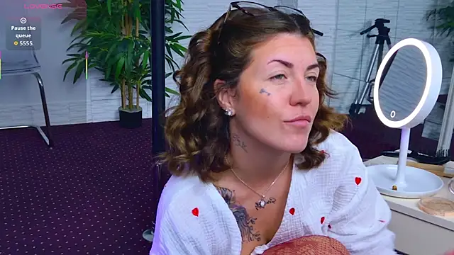 Snapshot of IvorySwan chatting on November 2025 05:39:01 AM IvorySwan online show from November 2025 05:39:01 AM