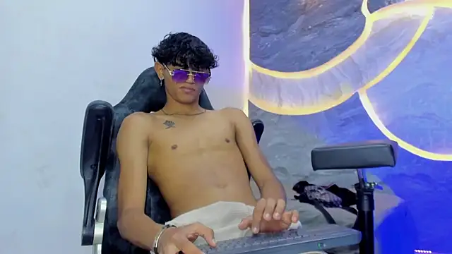 Snapshot of Sex_Boy_33_ chatting on November 2025 05:13:01 AM Sex Boy 33 online show from November 2025 05:13:01 AM