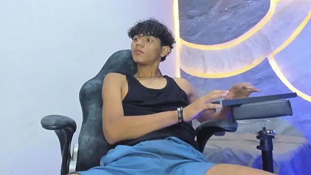 Snapshot of Sex_Boy_33_ chatting on November 2025 06:17:02 AM Sex Boy 33 online show from November 2025 06:17:02 AM