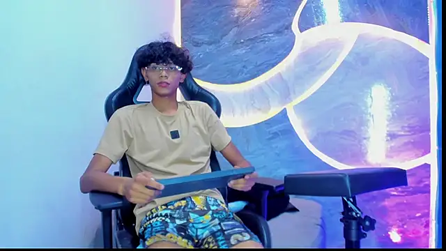 Snapshot of Sex_Boy_33_ chatting on October 2025 04:33:02 AM Sex Boy 33 online show from October 2025 04:33:02 AM