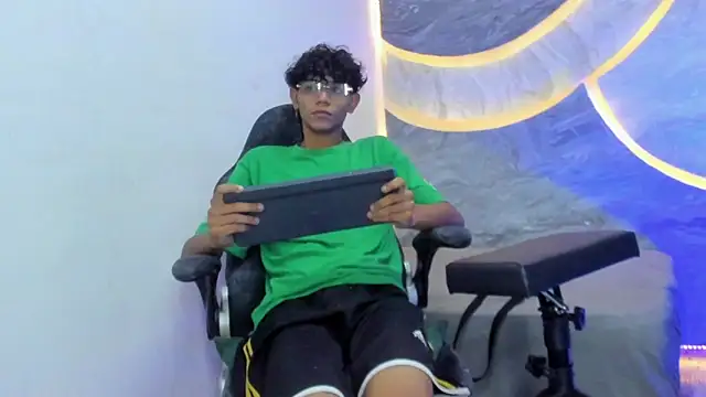 Snapshot of Sex_Boy_33_ chatting on October 2025 04:46:01 AM Sex Boy 33 online show from October 2025 04:46:01 AM